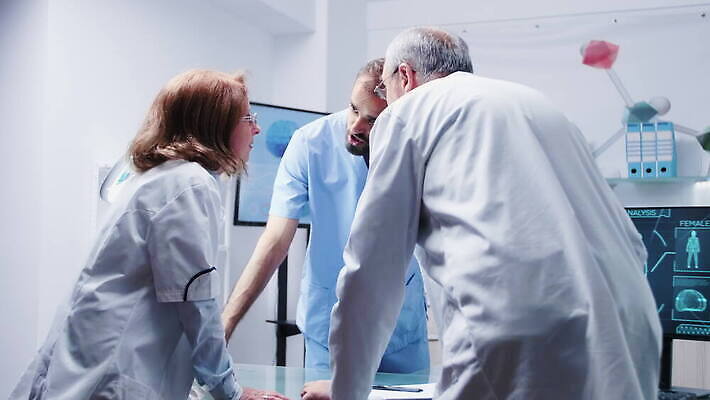 직업 여자 남자 산업 과학 건강 현미경 실험 사람 스터디 컴퓨터 약 스크린 장비 의사 코트 업무 작업 그룹 센터 실험실 연구원 과학자 분석 시설 생물학 튜브 공학 발견 조제 개발 돌봄 백신 유전 화학자 4K MOV 해외동영상 클립영상 교육 컨셉 의학 모션 실험기구 전자제품 학습 외투 의료진 만들기 동영상 학자 파일형식