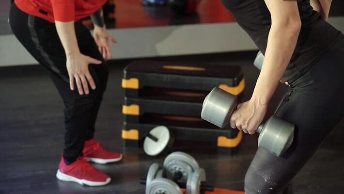 모양 직업 라이프스타일 스포츠 운동화 신체 근육 운동선수 건강 사람 두명 운동복 운동 강사 힘 아령 기차 몸무게 보디빌딩 날씬함 연습 클럽 체육관 근육질 체조 리프팅 바디케어 힘찬 4K MOV 해외동영상 클립영상 옷 육상교통 신발 컨셉 대중교통 생활 헬스 몸매 동영상 파일형식