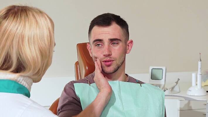 남자 얼굴 건강 치과 병원 피곤 설명 웃음 사람 두명 치료 약 고통 환자 치아 질병 토론 직원 서비스 부식 치과의사 약속 방문 문제 외과 턱 보험 틀니 진통제 치통 헬프 살균 4K MOV 해외동영상 클립영상 감정 컨셉 의학 모션 표정 신체부위 의사 도움 소화기관 동영상 파일형식