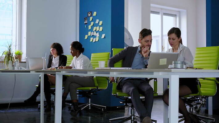 백인 여자 남자 가구 생각 의자 비즈니스 사업가 통신 청소년 협력 설계 아이디어 작업복 대화 앉기 여러명 20대 성인 세명 30대 노트북 컴퓨터 사무실 이탈리아 작업 비즈니스맨 비즈니스우먼 집중 책상 동료 다인종 밀라노 브레인스토밍 남유럽 4K MOV 해외동영상 클립영상 서양인 직업 옷 유럽 생활용품 다수 컨셉 관계 모션 말하기 사람 인종 청년 장년 전자제품 직장인 동영상 파일형식