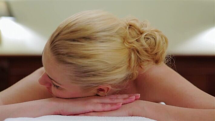 라이프스타일 웰빙 응시 여자 꽃 행복 얼굴 신체 휴가 휴식 건강 한명 사람 성인 수건 뷰티 상점 스파 침묵 흰색 마사지 고급 소중 피부 어깨 피부관리 아로마테라피 테라피 거짓말 돌봄 치료사 MP4 해외동영상 클립영상 식물 직업 1 시선 감정 컬러 컨셉 모션 생활 신체부위 위생용품 소리 동영상 파일형식