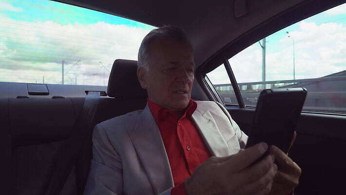 백인 남자 중년 셔츠 인터넷 비즈니스 자동차 회의 실내 말하기 대화 협상 한명 앉기 정장 빨간색 스마트폰 알약 스크린 운전 터치 도시 비즈니스맨 운전사 택시 부름 멀리 무거움 온라인 동영상 4G 4K MOV 해외동영상 클립영상 서양인 직업 1 옷 육상교통 컬러 상의 모션 승용차 IT 사람 성인 내부 핸드폰 스마트기기 약 직장인 무게 파일형식