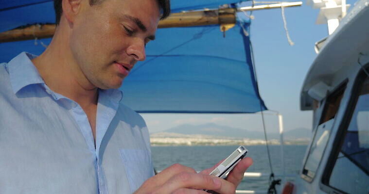 라이프스타일 남자 바다 여행 요트 텍스트 모바일 휴가 세포 항해 사람 사람없음 야외 물 스마트폰 핸드폰 햇빛 태양 여행객 타이핑 잡기 보트 메시지 크루즈 전화기 타입 문자메시지 아이폰 4K MOV 해외동영상 클립영상 자연요소 배_교통 모션 생활 전자제품 스마트기기 동영상 파일형식