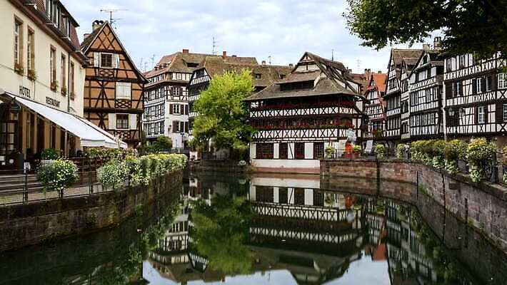 전통 유럽 컬러 여행 건축양식 모션 거리 주택 사람없음 건물 목재 강 도시풍경 컬러풀 마을 프랑스 도시 센터 중세 역사 재산 그림 운하 장면 타운 프랑스어 고딕 랜드마크 수목 옛날 스트라스부르 4K 타임랩스 MOV 해외동영상 클립영상 나무 문자 건축물 건축 나라 재료 촬영기법 풍경 금융 동영상 파일형식