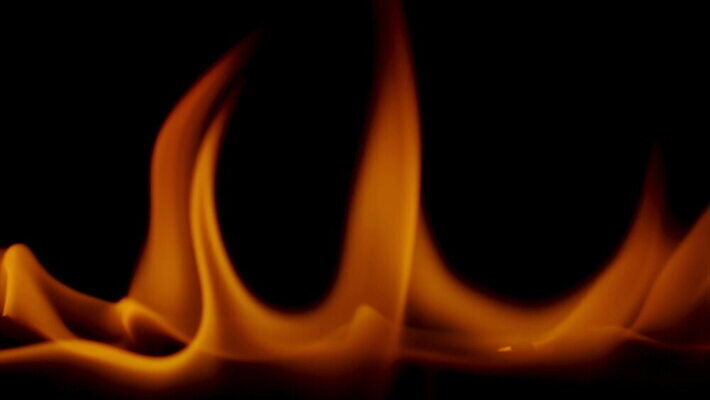 디자인 선 백그라운드 이동 패턴 오렌지 불 추상 불꽃 조명 사람없음 빛 노란색 검은색 어둠 힘 에너지 뜨거움 더위 질감 연료 애니메이션 느림 고립 엘리먼트 지옥 화상 효과 4K MOV 해외동영상 클립영상 자연요소 컬러 컨셉 무늬 과일 날씨 상처 동영상 파일형식