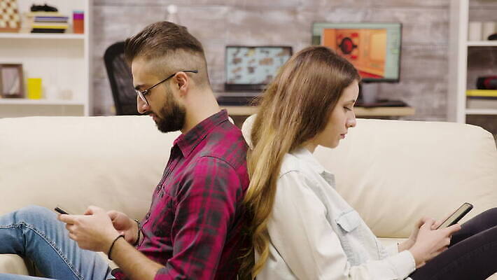 커플 여자 남자 관계 아파트 주택 대화 앉기 여러명 성인 소파 분노 짜증 찡그림 싸움 문제 반대 심각 4K MOV 해외동영상 클립영상 감정 다수 컨셉 의자 모션 표정 말하기 사람 건물 동영상 파일형식