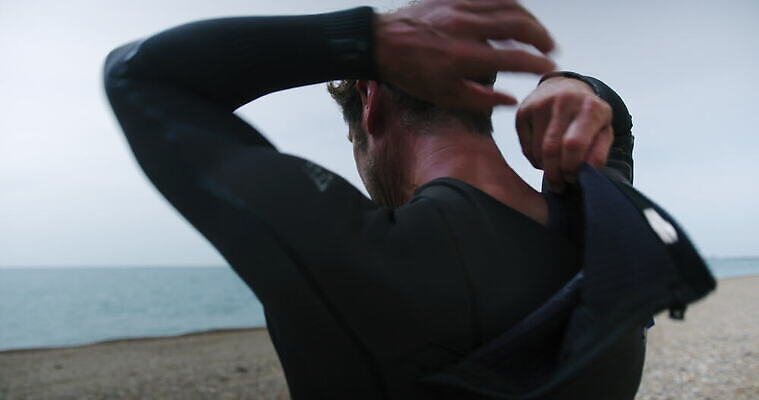 바다 영국 한명 야외 뒷모습 아웃포커스 서핑보드 서핑 준비 잠수복 서식스 4K MOV 해외동영상 슬로모션 클립영상 1 옷 유럽 뷰포인트 촬영기법 사람 수상스포츠 보드_스포츠 동영상 파일형식