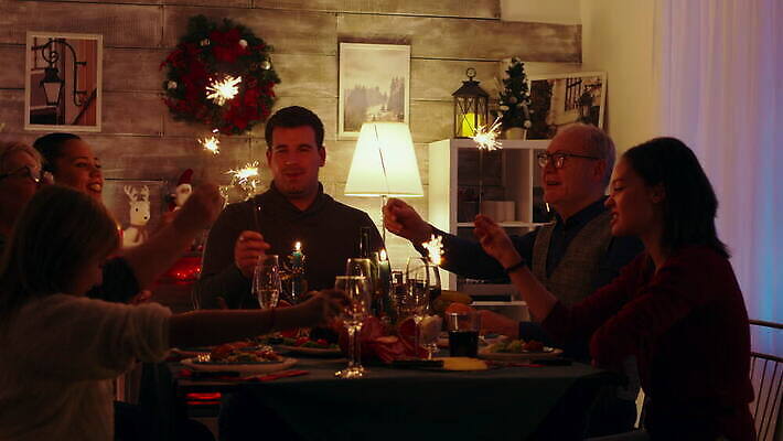 전통 라이프스타일 행복 음료 어린이 크리스마스 가족 모션 유리 탁자 휴가 주택 함께함 폭죽 실내 대화 미소 사람 성인 사람없음 크리스마스트리 파티 저녁식사 모임 축하 잔치 느림 연소 조부모 4K MOV 해외동영상 슬로모션 클립영상 기념일 감정 가구 컨셉 관계 재질 촬영기법 표정 말하기 이벤트 내부 건물 생활 식사 동영상 파일형식