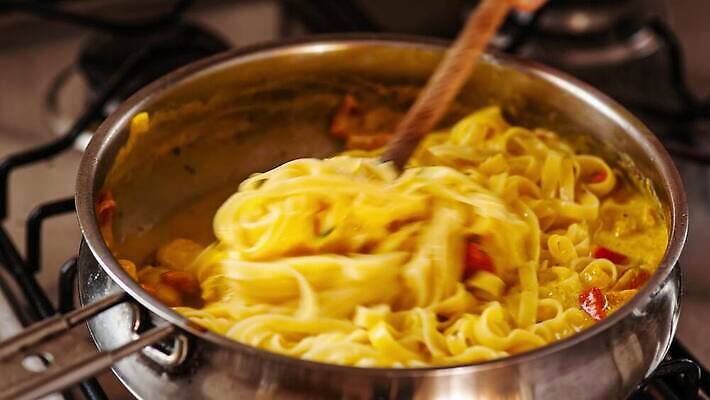 접시 음식 조각 다이어트 채소 유리 양파 콩 파프리카 파스타 건강 요리 동양인 사람없음 빨간색 초록색 주방 식사 저녁식사 샐러드 흰색 신선 투명 사발 닫기 맛 떨어짐 먹기 국자 날것 부추 후추 점심식사 고립 절임 비건 맛있는 4K MP4 해외동영상 클립영상 식기 컬러 컨셉 모션 재질 주방용품 곡류 서양음식 인종 사기그릇 향신료 동영상 채식주의자 파일형식