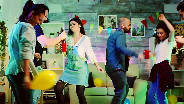 학생 여자 남자 음악 거실 휴가 아파트 주택 사람 성인 사람없음 친구 파티 우정 기쁨 모임 마시기 알코올 춤 야간 흥분 디스코 주말 대머리 유흥 사교적 4K MOV 해외동영상 클립영상 자연요소 헤어스타일 감정 컨셉 관계 모션 문화예술 이벤트 건물 동영상 파일형식