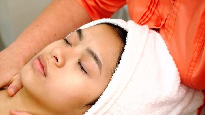 직업 라이프스타일 손 여자 얼굴 신체 모션 휴식 건강 한명 사람 동양인 성인 수건 뷰티 머리 상점 스파 화장품 촉촉함 흰색 마사지 사찰 닫기 미용사 피부 크림 로션 테라피 거짓말 돌봄 안마사 타격 4K MOV 해외동영상 클립영상 1 컬러 컨셉 종교건축 인종 생활 신체부위 위생용품 젖음 동영상 파일형식