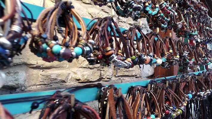 라이프스타일 디자인 팔찌 매달리기 종류 선물 사람없음 장식 빨간색 초록색 컬러풀 노란색 유행 세일 상점 흰색 그룹 시장 선택 상품 큼 시원함 가죽 수집 오브젝트 고무 불가리아 원자재 공급 스타일 많음 4K MP4 해외동영상 클립영상 컬러 컨셉 장신구 모션 생활 크기 동영상 파일형식 남유럽