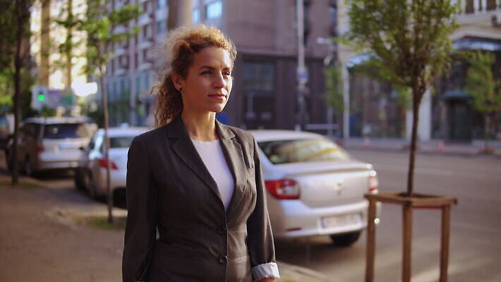 주간 백인 모델 라이프스타일 행복 도로 여행 백그라운드 이동 비즈니스 청소년 성공 불꽃 거리 한명 미소 사람 성인 야외 30대 도시풍경 금발 사무실 햇빛 걷기 일출 봄 자유 도시 비즈니스우먼 보행자 우아함 뉴욕 타운 빨간머리 4K MOV 해외동영상 클립영상 자연요소 서양인 1 헤어스타일 계절 여자 감정 길 컨셉 교통시설 모션 불 표정 풍경 생활 장년 태양 노을 미국 직장인 동영상 파일형식