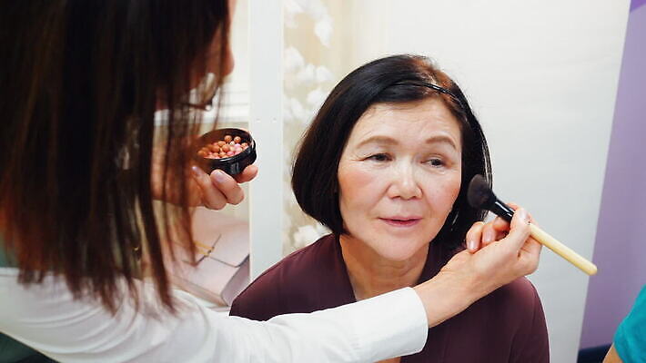 모양 백인 모델 직업 라이프스타일 응시 여자 노년 행복 얼굴 컨셉 실내 건강 성인 두명 뷰티 유행 화장품 붓 우아함 닫기 가루 피부 만들기 예술가 돌봄 옛날 완벽 스타일 신청 MOV 해외동영상 클립영상 서양인 시선 감정 모션 사람 내부 생활 신체부위 동영상 파일형식