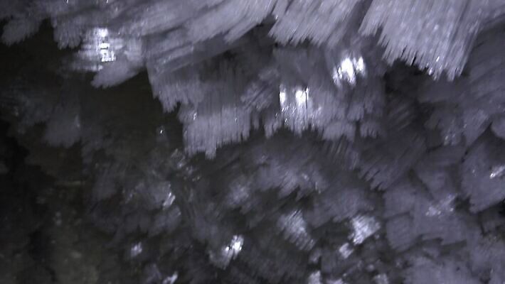 호수 여행 백그라운드 겨울 자연 하늘 산 실내 아이슬란드 사람없음 야외 물 파란색 냉동 얼음 추위 흰색 등불 투명 동굴 크리스탈 북극 묘사 질감 빙하 서리 빙산 북쪽 내추럴 종유석 카자흐스탄 4K 알마티 MP4 해외동영상 클립영상 자연요소 계절 유럽 아시아 컬러 조명 내부 광석 극지방 방향 생태계 동영상 파일형식