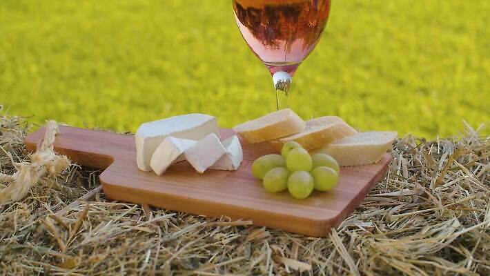 라이프스타일 음료 음식 빵 컨셉 와인잔 과일 유리 포도 휴식 치즈 도마 사람없음 야외 목재 장미 마을 와인 정원 식사 흰색 시골 알코올 신선 투명 액체 닫기 시리얼 밀 프랑스어 4K MOV 해외동영상 클립영상 나무 문자 꽃 컬러 술잔 재료 모션 재질 주방용품 유제품 곡류 주류 생활 동영상 파일형식