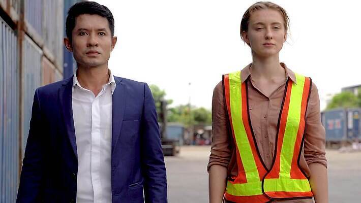 직업 남자 산업 바다 여행 유니폼 비즈니스 공장 휴가 노동자 서기 안전 야외 두명 쌓기 걷기 항구 산책 장비 트럭 정보 화물 업무 엔지니어 상품 헬멧 컨테이너 창고 무역 상업 긍정 수납 물류 경영 로딩 수입 4K MP4 해외동영상 클립영상 옷 컨셉 공업 교통시설 모션 자동차 휴식 사람 운송업 작업 기술자 보호장비 동영상 파일형식