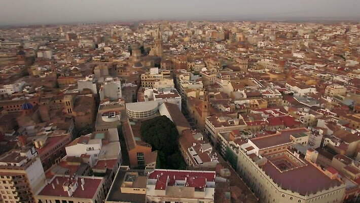 나무 공원 도로 여행 아침 지붕 주택 안테나 사람없음 야외 건물 도시풍경 태양 광선 원형 스페인 지역 드론 랜드마크 발렌시아 옛날 수평선 4K MOV 해외동영상 클립영상 주간 자연요소 도형 식물 건축물 공공시설 유럽 길 통신 교통시설 풍경 도시 동영상 파일형식
