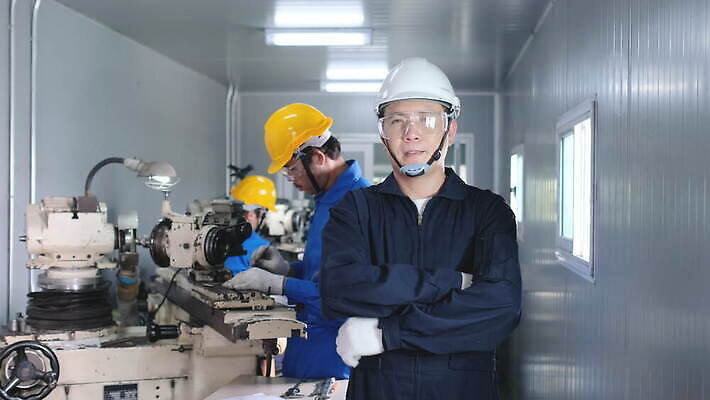 직업 응시 남자 산업 포즈 유니폼 2 비즈니스 공장 노동자 실내 서기 사람 동양인 성인 세명 컴퓨터 알약 과학기술 업무 엔지니어 제조 보호 감독 안전모 헬멧 건축가 경영자 공학 건축업자 서류판 4K MOV 해외동영상 클립영상 시선 옷 교육 건축 컨셉 공업 모션 기술 인종 내부 전자제품 약 사무용품 작업 기술자 안전장비 보호장비 리더 동영상 파일형식