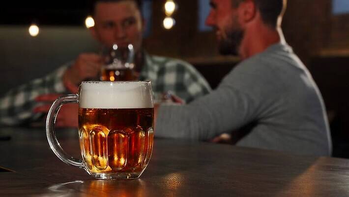 라이프스타일 행복 감정 음료 회사 통신 유리 휴식 맥주 함께함 실내 사람 이벤트 두명 친구 청춘 축제 우정 거품 기쁨 모임 표현 알코올 바 그룹 닫기 만취 클럽 상쾌 긍정 토스트 아일랜드 양조 양조장 총각 카피스페이스 유흥 4K MOV 해외동영상 클립영상 유럽 빵 컨셉 비즈니스 관계 모션 재질 주류 내부 생활 공백 동영상 술취함 파일형식