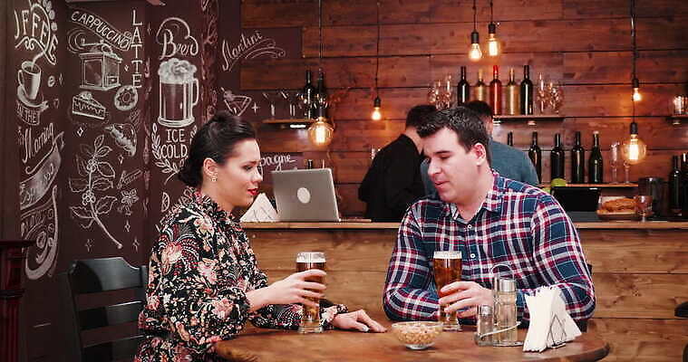 백인 라이프스타일 커플 행복 음료 음식 유리 탁자 휴가 수염 맥주 피자 함께함 실내 대화 미소 웃음 사람 내부 친구 파티 식당 모임 축하 알코올 칵테일 바 그룹 야간 저녁 계산대 주말 채팅 힙스터 유흥 4K MOV 해외동영상 클립영상 자연요소 서양인 패션 감정 가구 컨셉 관계 재질 주류 패스트푸드 서양음식 표정 말하기 이벤트 생활 상점 밤 동영상 파일형식