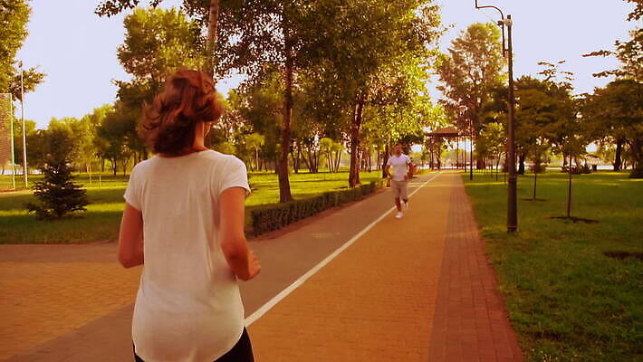 라이프스타일 공원 유럽 스포츠 모션 자연 아침 거리 함께함 건강 사람 야외 두명 친구 운동복 달리기 조깅 운동 햇빛 도시 최고 그룹 연습 사인 클럽 준비 커뮤니티 느림 주자 지원 자극 락다운 MOV 해외동영상 슬로모션 클립영상 주간 옷 공공시설 나라 컨셉 관계 촬영기법 생활 태양 생태계 동영상 파일형식