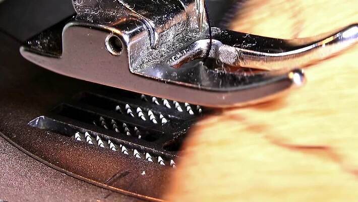 디자인 드레스 옷 산업 백그라운드 패턴 공장 취미 사람없음 유행 금속 기계 장비 직물 면 업무 못 실 수리 제조 바느질 묘사 질감 만들기 밟기 수공예 재단 재단사 방법 옛날 하수 HD MOV 해외동영상 클립영상 직업 무늬 공업 모션 재질 물 공구 작업 공예 동영상 파일형식