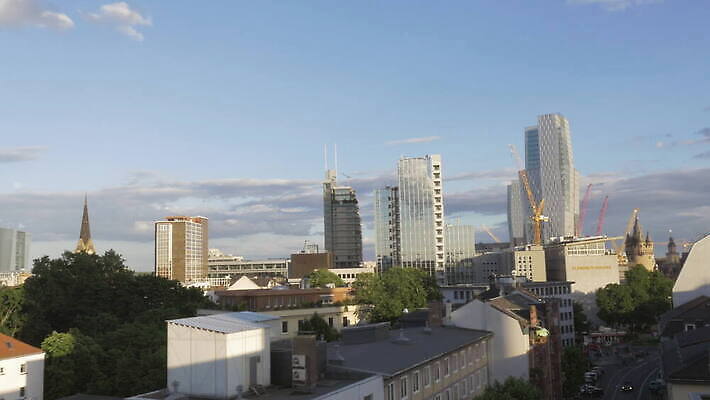 유럽 비즈니스 건축양식 하늘 아침 지붕 거리 독일 파노라마 사람없음 건물 관광지 사무실 탑 맑음 고층빌딩 도시 도심 기중기 시티라이프 개발 프랑크푸르트 4K 설정숏 MOV 해외동영상 클립영상 주간 라이프스타일 건축물 건축 나라 여행 날씨 촬영기법 빌딩 중장비 동영상 파일형식