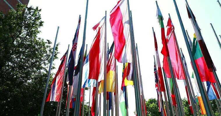 로우앵글 바람 독일 사람없음 야외 빛 깃발 변화 신분 뮌헨 유럽연합 바이에른 4K MOV 해외동영상 클립영상 자연요소 유럽 뷰포인트 컨셉 날씨 동영상 파일형식