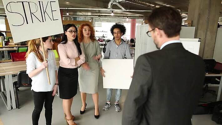 직업 디자인 여자 남자 비즈니스 통신 실내 말하기 대화 협상 여러명 성인 사무실 가리킴 비즈니스맨 비즈니스우먼 그룹 토론 종업원 동료 보여주기 책임자 소통 다락방 스트라이크 스타일 MOV 해외동영상 클립영상 다수 컨셉 관계 모션 사람 손짓 내부 직장인 동영상 파일형식