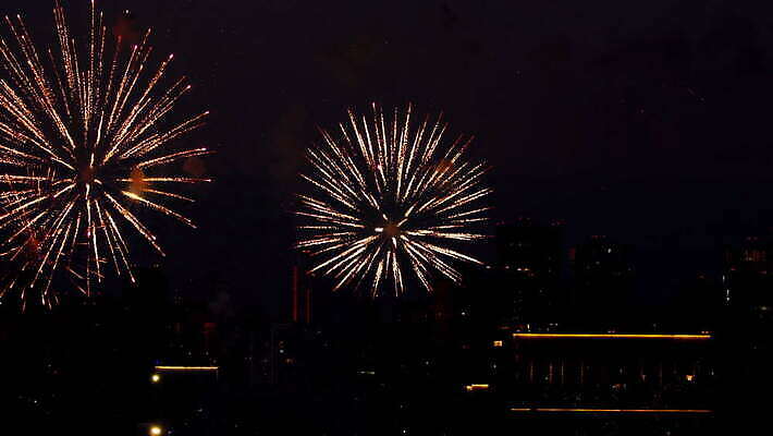 기념일 여행 백그라운드 하늘 불 휴가 불꽃 기념 폭죽 불꽃놀이 이벤트 사람없음 빨간색 물 빛 강 컬러풀 파티 축제 기쁨 축하 도시 야간 저녁 쇼 경례 스카이라인 광 크리스마스이브 4K MOV 해외동영상 클립영상 자연요소 감정 컬러 컨셉 크리스마스 놀이 인사 동영상 파일형식