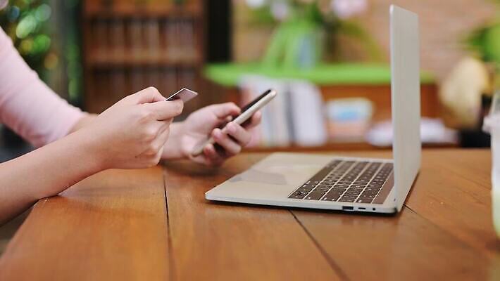 라이프스타일 인터넷 비즈니스 태국 휴식 주택 건강 한명 사람 동양인 노트북 쇼핑 컴퓨터 세일 비즈니스우먼 네트워크 신용카드 구매 연결 온라인 물류 전자상거래 혁명 마케팅 소셜 코로나바이러스 사회적거리두기 뉴노멀 4K MOV 해외동영상 클립영상 1 여자 아시아 캠페인 컨셉 인종 건물 생활 금융 경제 전자제품 직장인 바이러스 동영상 파일형식