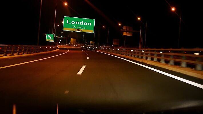 외관 로우앵글 컬러 여행 표시 휴가 출입구 영국 잉글랜드 사람없음 어둠 도시 표지판 고속도로 야간 큼 방향 사인 런던 방문 대도시 국회 교외 넘어짐 랜드마크 왕국 국경 MOV 해외동영상 클립영상 자연요소 유럽 도로 뷰포인트 모션 알림판 크기 동영상 파일형식