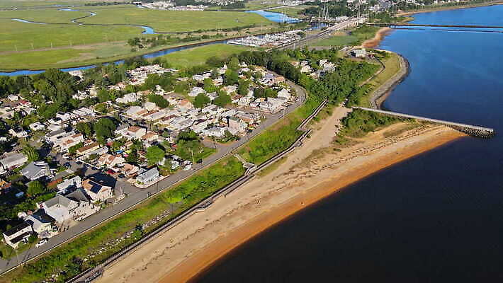 도로 여행 자연 하늘 휴가 거리 주택 안테나 파노라마 풍경 사람없음 야외 건물 물 여름 도시풍경 마을 미국 만 지역 타운 이웃 내추럴 교외 드론 랜드마크 4K MOV 해외동영상 클립영상 자연요소 건축물 계절 길 북아메리카 통신 교통시설 촬영기법 도시 생태계 동영상 파일형식