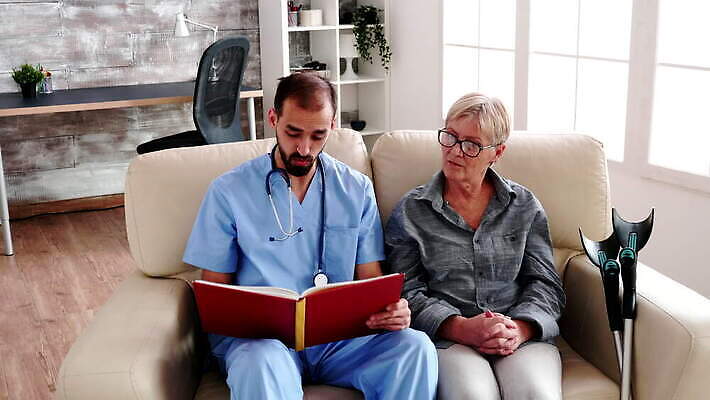 라이프스타일 여자 노년 남자 행복 주택 실내 건강 병원 미소 사람 앉기 성인 책 독서 환자 간호사 흰색 침대 도움 그룹 60대 은퇴 간호 읽기 세대 돌봄 옛날 지원 치유 헬프 4K MOV 해외동영상 클립영상 감정 컬러 가구 컨셉 의학 모션 표정 내부 건물 생활 의료진 동영상 파일형식