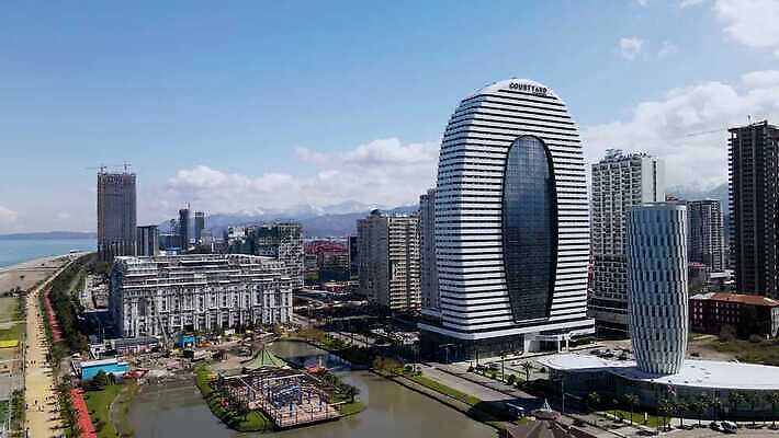 외관 공원 도로 길 호수 바다 여행 건축양식 유리 새로움 거리 파노라마 풍경 해변 사람없음 건물 여름 도시풍경 고층빌딩 산책로 도시 센터 도심 휴양지 타운 스카이라인 드론 조지아 4K MOV 해외동영상 클립영상 건축물 계절 공공시설 건축 컨셉 교통시설 재질 촬영기법 빌딩 장소 동영상 동유럽 파일형식