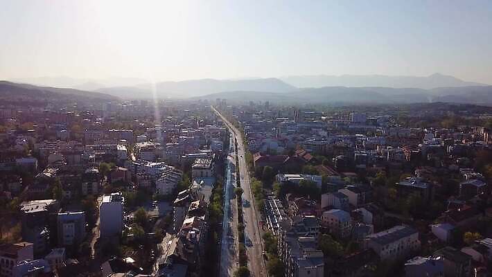 유럽 도로 건축양식 거리 주택 안테나 풍경 사람없음 야외 건물 도시풍경 도시 도심 북쪽 타운 항공촬영 드론 마케도니아 수도권 코로나바이러스 비어있는 4K MP4 해외동영상 클립영상 건축물 건축 나라 길 뷰포인트 통신 교통시설 바이러스 방향 지역 동영상 파일형식 남유럽
