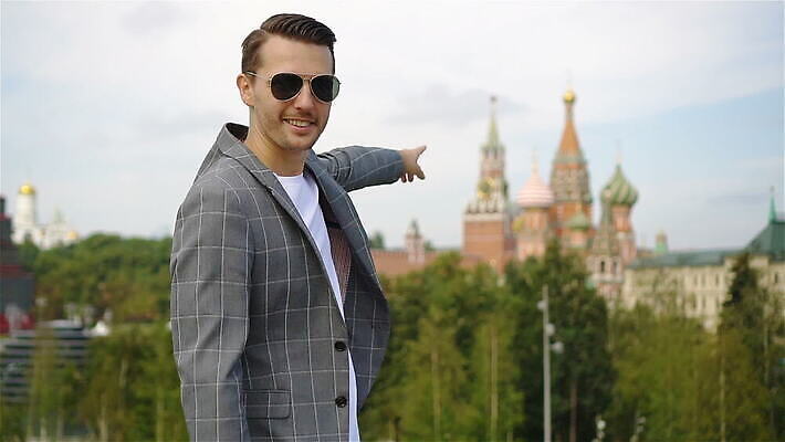 백인 학생 라이프스타일 행복 여행 비즈니스 건축양식 통신 휴가 노동자 한명 미소 사람 풍경 성인 야외 도시풍경 여행객 도시 업무 비즈니스맨 역사 차 모험가 경영자 정사각형 러시아 방문 타운 단절 랜드마크 모스크바 크렘린궁전 MOV 해외동영상 클립영상 도형 서양인 직업 1 남자 건축 감정 유럽 음료 표정 생활 궁전 작업 직장인 리더 동영상 크렘린 파일형식