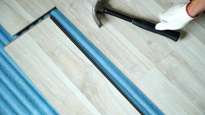 직업 장갑 노동자 바닥 주택 사람 사람없음 건물 목재 장식 방 장비 도구 공구 업무 판넬 수리 널 망치 천 목수 목공예 고정 DIY 건축업자 계약자 공예가 복원 설치 업그레이드 재주꾼 합판 파케트 4K MOV 해외동영상 클립영상 나무 건축물 잡화 건축 재료 취미 직물 작업 공예 계약 동영상 파일형식