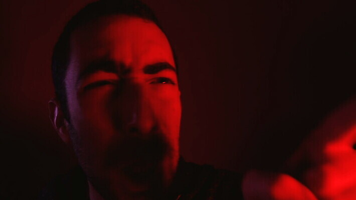 백인 손 남자 감정 얼굴 손가락 수염 한명 사람 성인 빨간색 어둠 외침 분노 가리킴 표현 폭력 좌절 닫기 충돌 싸움 불만 말다툼 나쁜 공격적 부정적 비명 심각 표현성 MOV 해외동영상 클립영상 서양인 1 컬러 컨셉 모션 손짓 신체부위 소리 사회이슈 동영상 파일형식