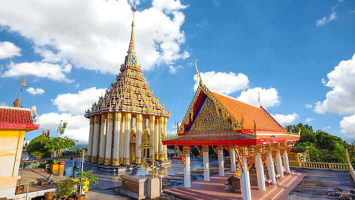 전통 디자인 아시아 종교 문화 조각 백그라운드 불교 건축양식 태국 하늘 사람없음 건물 장식 파란색 빛 조각상 평화 믿음 탑 골동품 기도 사찰 명상 수도원 동쪽 랜드마크 사리탑 숭배 신앙심 옛날 4K MOV 해외동영상 클립영상 건축물 건축 감정 나라 컬러 컨셉 종교건축 조형물 방향 동영상 파일형식
