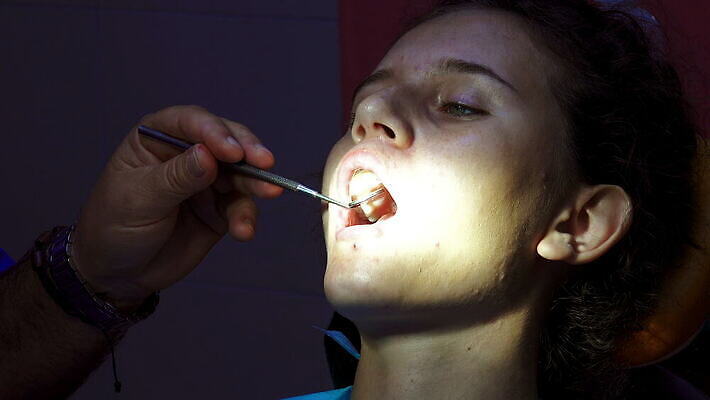 직업 손 여자 감정 백그라운드 건강 치과 병원 주사기 사람 치료 약 믿음 고통 장비 환자 의사 기구 공구 표현 업무 바늘 입 치아 질병 무서움 불안 부식 치과의사 주사약 긴장 외과 그만 돌봄 부정적 썩음 위생관리 치통 4K 구강학 MOV 해외동영상 클립영상 의학 의료기기 모션 관리 신체부위 의료진 도구 작업 소화기관 동영상 파일형식