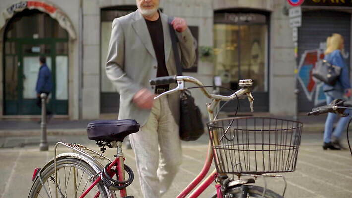 백인 라이프스타일 노년 남자 도로 가방 거리 한명 야외 유행 걷기 자전거 이탈리아 재킷 회색 도시 연결 출퇴근 시티라이프 밀라노 남유럽 4K 틸트업 MOV 해외동영상 클립영상 서양인 1 잡화 유럽 길 컬러 비즈니스 교통시설 모션 촬영기법 사람 성인 생활 바이크 외투 동영상 파일형식