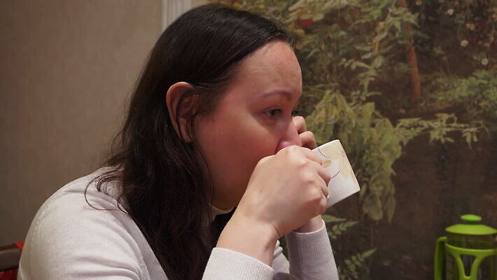 여자 커피 통신 청소년 아침 모바일 휴식 주택 세포 실내 대화 한명 사람 내부 컵 전자제품 스마트폰 핸드폰 뷰티 디지털 주방 머그컵 네트워크 닫기 연결 커피잔 찻잔 무선전화기 전화기 스마트 따뜻한음료 아이폰 혼자 셀룰러 MOV 해외동영상 클립영상 주간 1 식기 음료 컨셉 모션 잔 말하기 건물 스마트기기 동영상 파일형식