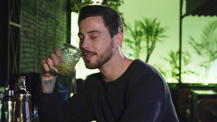 라이프스타일 웰빙 남자 여유 음료 유리 성공 휴가 휴식 주류 실내 한명 성인 파티 식당 축제 카페 알코올 바 고급 야간 저녁 계산대 클럽 싱글 주말 숙취 위스키 총각 혼자 스타일 유흥 4K MOV 해외동영상 클립영상 자연요소 1 감정 컨셉 재질 사람 이벤트 내부 생활 상점 동영상 파일형식