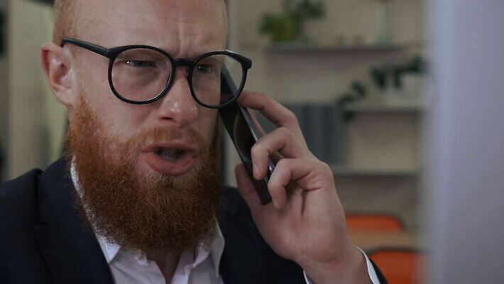 직업 라이프스타일 비즈니스 사업가 통신 노동자 수염 스트레스 실내 대화 협상 한명 미소 사람 30대 스마트폰 핸드폰 사무실 유행 분노 업무 비즈니스맨 전화기 스마트 경영자 긍정 개성 주인 빨간머리 경영 분쟁 소프트웨어 지원 스타일 셀룰러 4K MOV 해외동영상 클립영상 1 헤어스타일 남자 감정 컨셉 표정 말하기 내부 생활 장년 전자제품 스마트기기 작업 직장인 리더 동영상 파일형식