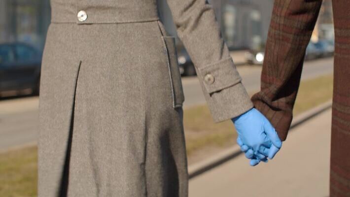 라이프스타일 커플 공원 여자 남자 행복 장갑 가족 관계 자연 남편 함께함 사랑 안전 사람 성인 야외 파란색 걷기 건강관리 맑음 기쁨 낭만 잡기 아내 닫기 보호 위험 예방 감염 고무 라텍스 전염병 코로나바이러스 4K MP4 해외동영상 클립영상 잡화 공공시설 감정 컬러 컨셉 모션 날씨 건강 관리 생활 바이러스 질병 생태계 동영상 파일형식