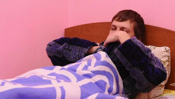 남자 잎 따뜻함 건강 병원 피곤 약 고통 추위 코트 침대 열 허파 질병 온도계 체온계 담요 코 전자 온도 나쁜 거짓말 기침 염증 편두통 MOV 해외동영상 클립영상 식물 감정 가구 컨셉 의학 사람 신체부위 외투 호흡기관 동영상 파일형식