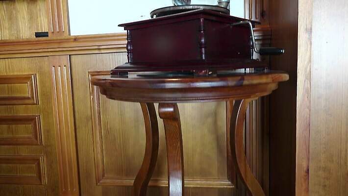 음악 가구 백그라운드 미술 사람없음 목재 상자 소리 듣기 장비 수확 골동품 역사 클래식 향수 오브젝트 복고 오디오 축음기 비닐 고물 옛날 플레이어 회복 스타일 4K HD MP4 해외동영상 클립영상 나무 음향기기 생활용품 컨셉 농업 재료 모션 재질 문화예술 전자제품 화장품 동영상 파일형식