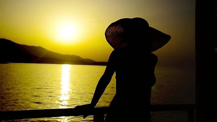 여자 실루엣 아시아 바다 오렌지 하늘 휴가 휴식 그림자 한명 사람 앉기 성인 사람없음 야외 옆모습 캐주얼 물 컬러풀 햇빛 태양 반사 일출 황혼 일몰 시골 고독 필름 명상 잔물결 코르푸 여자만 여자한명만 수평선 HD MOV 해외동영상 클립영상 자연요소 1 옷 감정 나라 물결 뷰포인트 컬러 컨셉 과일 모션 촬영기법 노을 그리스 동영상 파일형식